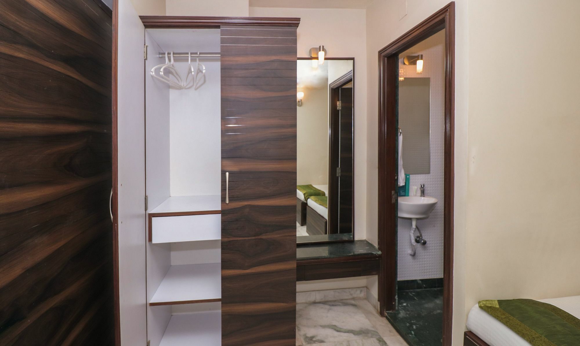 Capital O 8318 Beeu Guest House Liluah Екстер'єр фото
